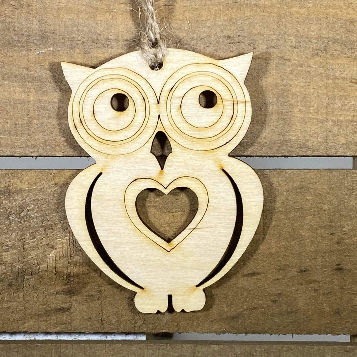 Hand-painted wooden heart owl Christmas ornament with cute love-themed design and lightweight festive decor, charming owl tree decoration for cozy and romantic holiday style