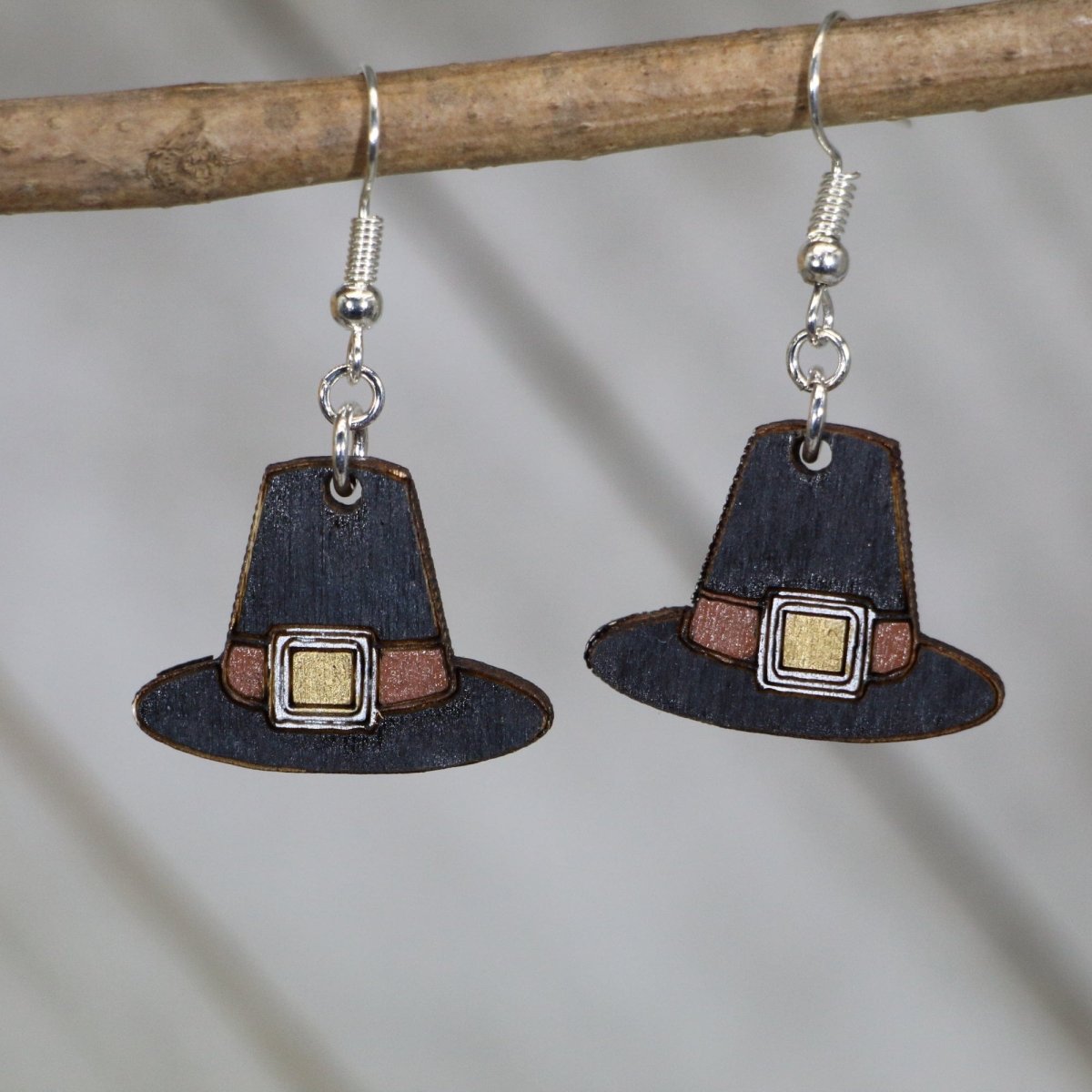 Hand-painted wooden pilgrim hat dangle earrings with festive Thanksgiving holiday design and hypoallergenic sterling silver hooks, lightweight fall statement jewelry earrings for autumn gatherings and seasonal style