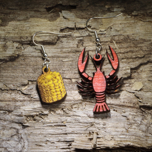 Crawfish and corn wooden dangle earrings featuring a hand-painted Louisiana-style crawfish boil design. Lightweight seafood earrings with hypoallergenic .925 sterling silver hooks, perfect for crawfish boils, seafood festivals, Cajun food lovers, Southern celebrations, and unique foodie jewelry gifts.