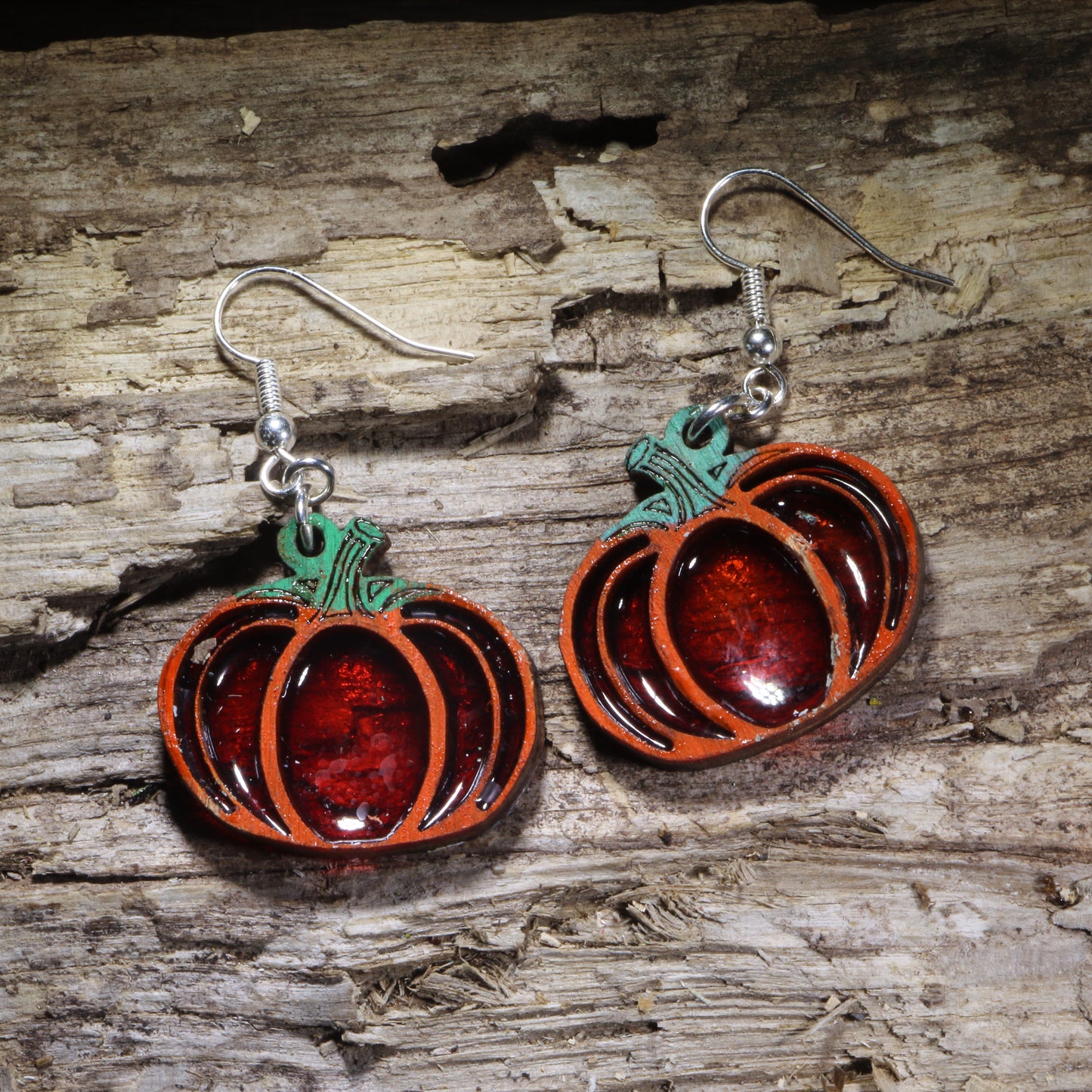 Resin pumpkin wooden dangle earrings featuring a hand-painted autumn pumpkin design with glossy resin accents. Lightweight fall earrings with hypoallergenic .925 sterling silver hooks, perfect for pumpkin lovers, Thanksgiving, harvest festivals, autumn outfits, farmers markets, and seasonal fall jewelry.