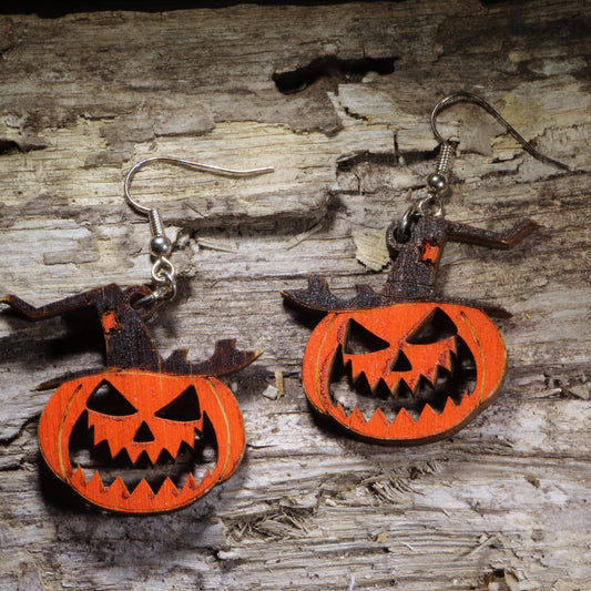 Witch hat jack-o’-lantern wooden dangle earrings featuring a grinning orange pumpkin wearing a classic black witch hat. Hand-painted lightweight Halloween earrings with hypoallergenic .925 sterling silver hooks, perfect for spooky season, Halloween parties, pumpkin lovers, witches, and festive fall jewelry.