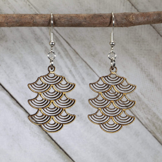 Step into timeless glamour with these Art Deco Scallop Wooden Earrings—hand-painted, lightweight, and perfect for vintage lovers, geometric design fans, and elegant statement style.