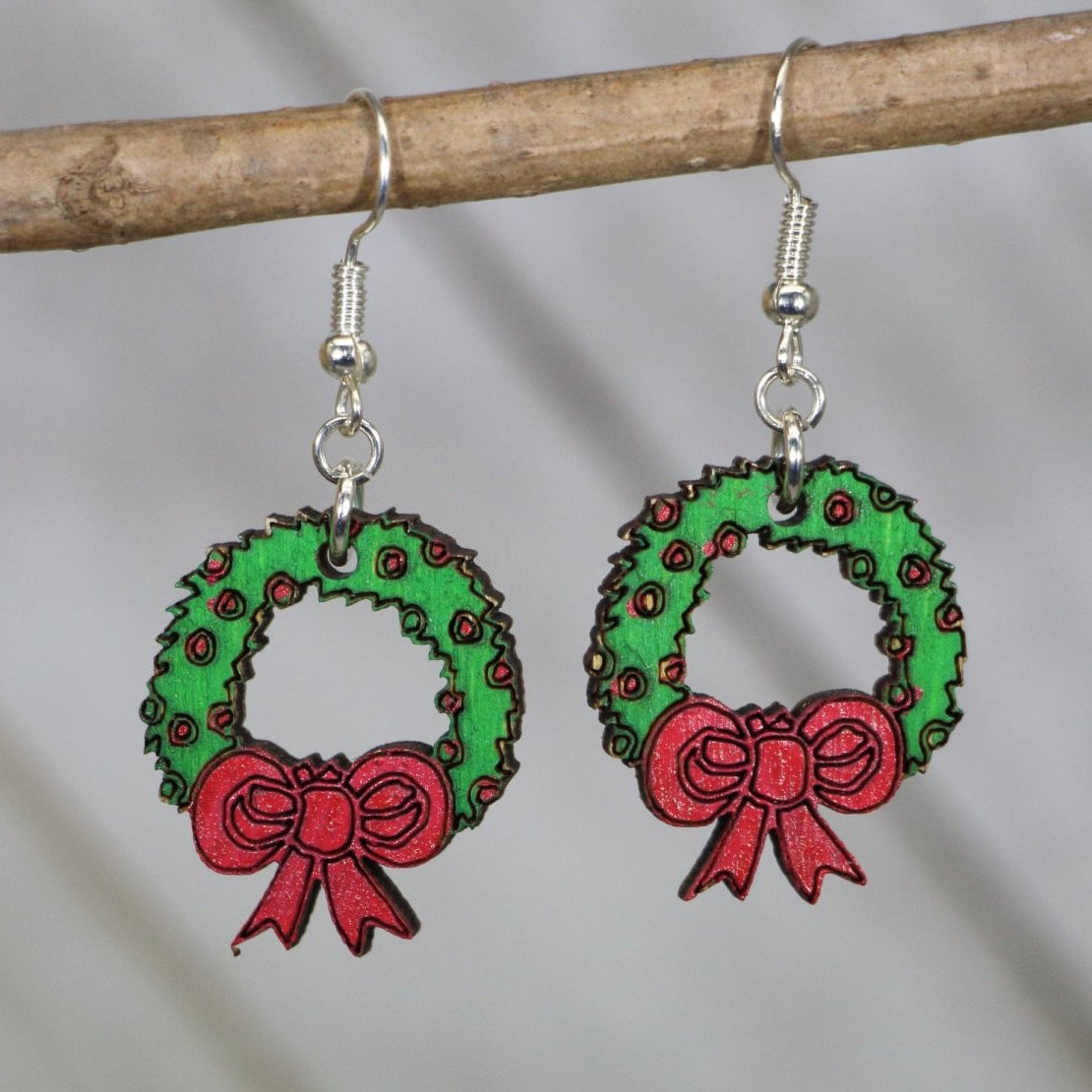 Hand-painted wooden Christmas wreath dangle earrings with festive holiday greenery design and hypoallergenic sterling silver hooks, lightweight wreath statement jewelry earrings for winter and Christmas style